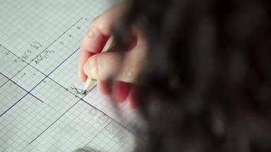 女学生构造数学图写公式考试